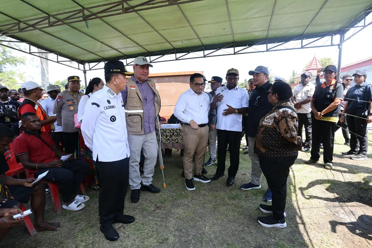 Penjabat (Pj) Gubernur Papua Agus Fatoni bersama Wakil Menteri Dalam Negeri (Wamendagri) Ribka Haluk) memantau sejumlah Tempat Pemungutan Suara (TPS) dalam pelaksanaan Pemungutan Suara Ulang (PSU) Pemilihan Gubernur dan Wakil Gubernur Provinsi Papua (Isti