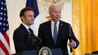 Presiden Joe Biden berdiri bersama Presiden Prancis Emmanuel Macron setelah konferensi pers di Ruang Timur Gedung Putih di Washington, Kamis, 1 Desember 2022. (Foto: AP/Susan Walsh)
