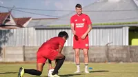 Wiljan Pluim saat mengikuti latihan bersama PSM Makassar di Lapangan Bosowa Sport Centre, Kamis (3/6/2021). (Bola.com/Abdi Satria)