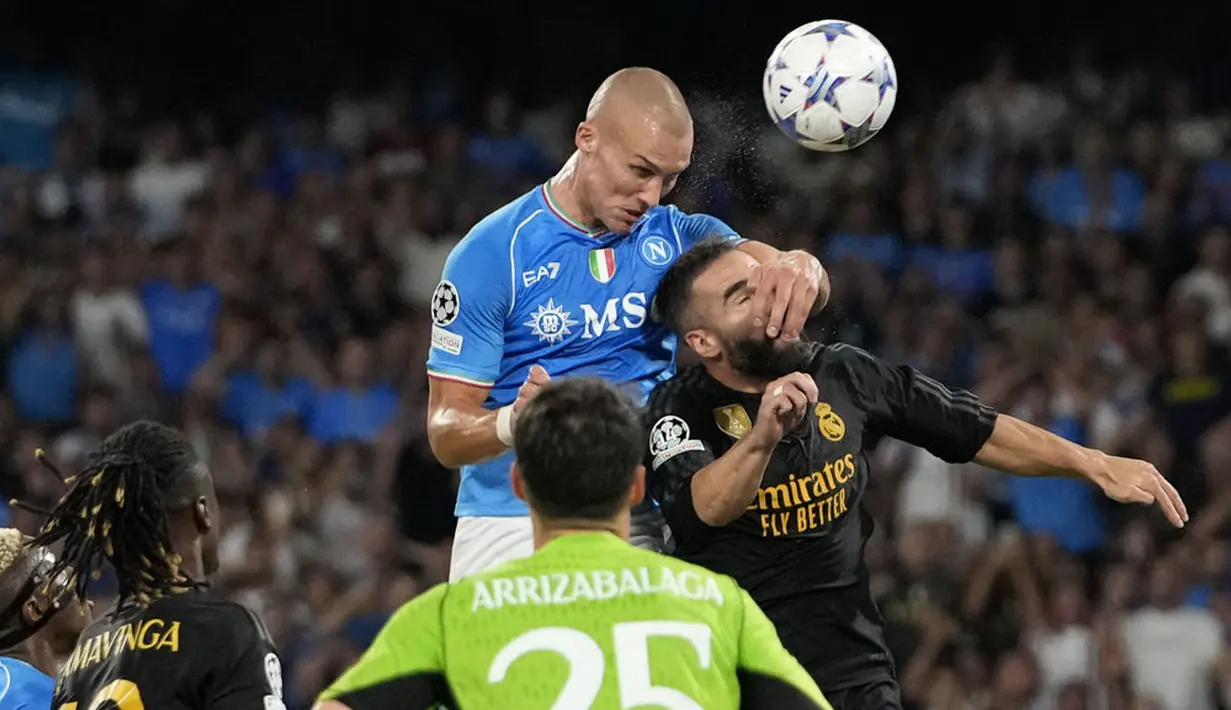 Pemain Napoli, Leo Ostigard, mencetak gol ke gawang Real Madrid pada laga Liga Champions di Stadion Diego Armando Maradona, Rabu (4/10/2023). Napoli menyerah dari sang tamu dengan skor 2-3 (AP Photo/Alessandra Tarantino)