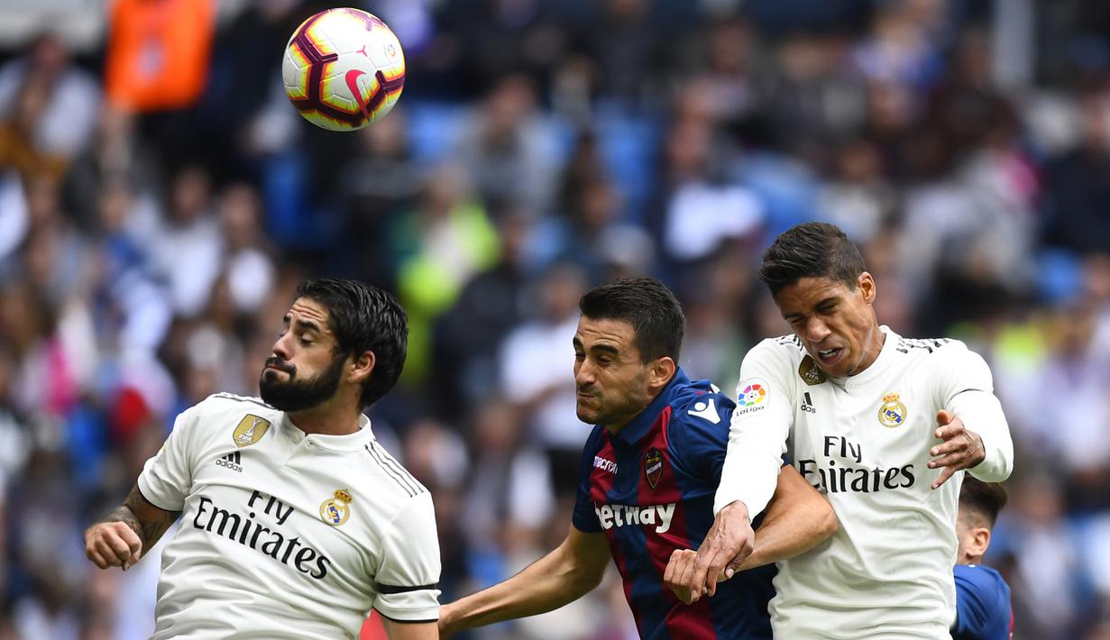 Gelandang Real Madrid, Isco, duel udara dengan bek Levante, Sergio Postigo, pada laga La Liga Spanyol di Stadion Santiago Bernabeu, Madrid, Sabtu (20/10). Madrid kalah 1-2 dari Levante. (AFP/Gabriel Bouys)