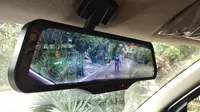 Varian tertinggi Suzuki XL7 dilengkapi dengan e-Mirror. Selain berfungsi sebagai spion tengah, layarnya bisa menampilkan visual kamera depan dan belakang. Menariknya, bisa merekam pula. (Septian/Liputan6.com)