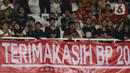 Suporter membentangkan spanduk saat menyaksikan laga perpisahan pemain Persija, Bambang Pamungkas pada Shopee Liga 1 Indonesia, SUGBK Jakarta, Selasa (17/12/2019). Laga lawan Persebaya menjadi pertandingan terakhir Bambang Pamungkas sebagai pesepakbola profesional. (Liputan6.com/Helmi Fithriansyah)