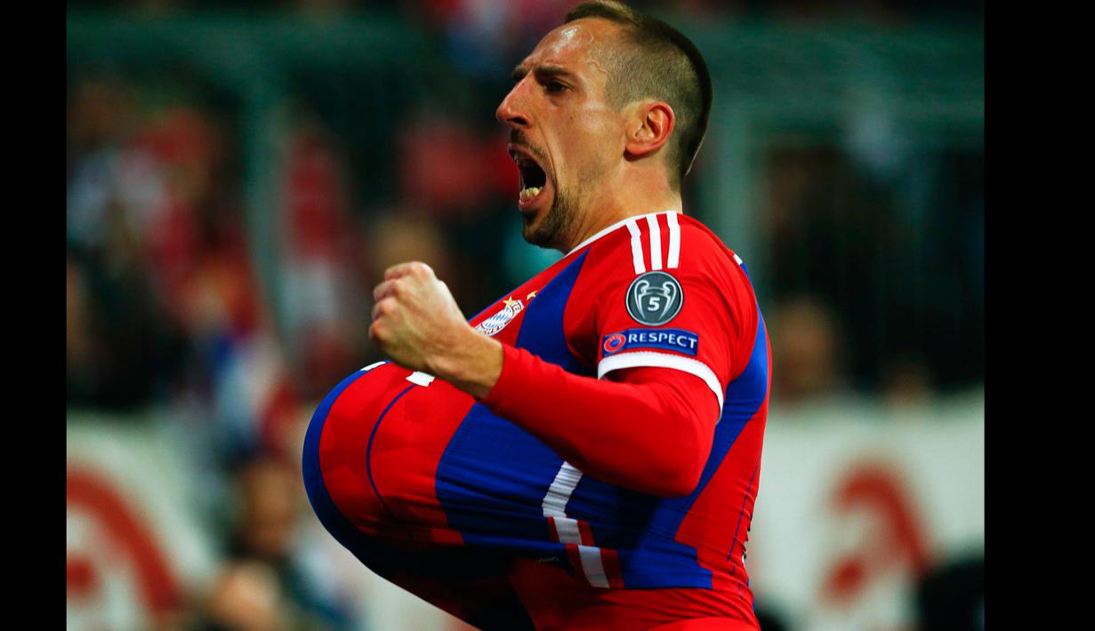 Gelandang Bayern Muenchen, Franck Ribery merayakan selebrasi usai mencetak gol ke gawang shakhtar Donetsk pada leg kedua 16 besar Liga Champions di Allianz Arena, German (11/3/15). Bayern Munich Menang 7-0 atas Shakhtar Donetsk. (Reuters/Michael Dalder)