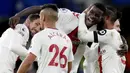 Pemain Southampton merayakan kemenangan atas Chelsea pada laga pekan ke-24 Premier League di Stamford Bridge pada Sabtu (18/2/2023). Kekalahan ini memperpanjang puasa kemenangan Chelsea di Premier League. Sudah empat pertandingan The Blues tidak meraup poin penuh. Sementara bagi tim tamu, kemenangan ini terasa krusial karena bisa membuka kesempatan bagi Southampton untuk keluar dari zona degradasi. (AP Photo/Kirsty Wigglesworth)