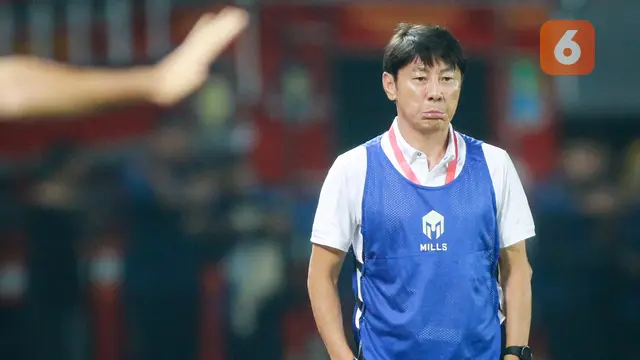 Foto: Tampil Beda, Shin Tae-yong Kenakan Rompi Saat Mendampingi Timnas Indonesia Menghadapi Thailand di Piala AFF U-19 2022