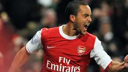Selebrasi striker Arsenal Theo Walcott seusai mencetak gol ketiga ke gawang Chelsea dalam lanjutan EPL yang berlangsung di Emirates Stadium, 27 Desember 2010. AFP PHOTO / CARL DE SOUZA