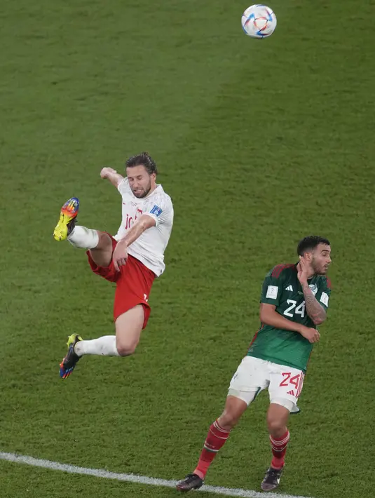 <p>Gelandang Polandia, Grzegorz Krychowiak menendang bola saat bertanding melawan Meksiko selama pertandingan grup C Piala Dunia 2022 Qatar di Stadion 974 di Doha, Qatar, Selasa (22/11/2022). Polandia bermain imbang dengan Meksiko dengan skor 0-0. (AP Photo/Darko Vojinovic)</p>