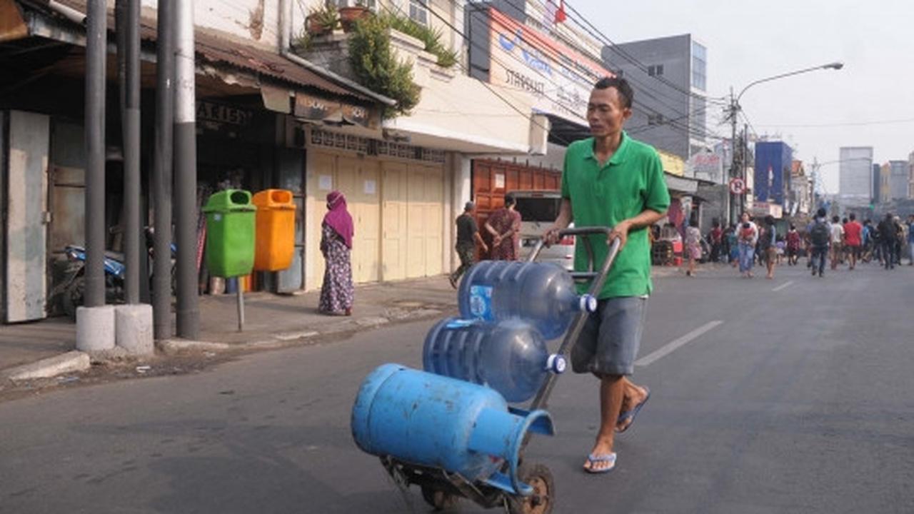Tolak penggusuran, ratusan warga Kampung Pulo hadang Satpol PP