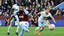 The Villans kemudian mendapatkan hadiah penalti setelah Ezri Konsa dilanggar Edson Alvarez di kotak penalti. Luiz yang maju sebagai eksekutor bisa menjalankan tugas dengan baik untuk mengubah skor jadi 2-0 pada menit ke-51. (AP Photo/Rui Viera)