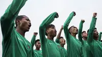 Para pemain Timnas Indonesia U-16 meneriakan yel-yel saat acara pelepasan di Stadion Atang Sutresna, Jakarta Timur, Rabu (12/9/2017). Timnas U-16 akan mengikuti kualifikasi Piala AFC U-16. (Bola.com/Vitalis Yogi Trisna)