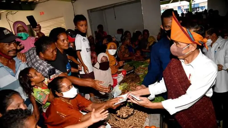 Kenakan Pakaian Adat Ende, Presiden didampingi Ibu Negara Kunjungi Pedagang Pasar Mbongawani (Dionisius Wilibardus)