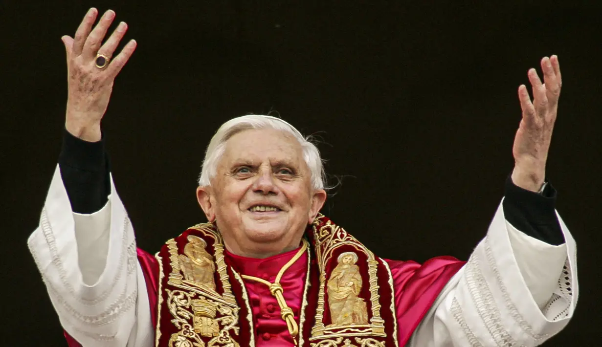 Paus Benediktus XVI menyapa orang banyak dari balkon tengah Basilika Santo Petrus di Vatikan pada 19 April 2005, segera setelah pemilihannya. Dia memimpin Gereja Katolik Roma selama kurang dari delapan tahun hingga pada 2013 dirinya menjadi Paus pertama yang mengundurkan diri sejak Gregorius XII pada 1415. (AP Photo/Andrew Medichini, File)