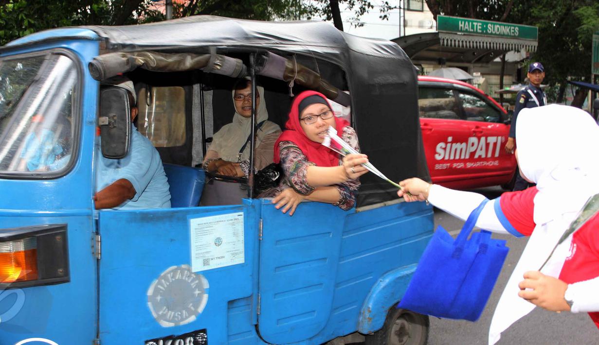 Seorang pengguna jalan mendapat bunga saat aksi simpatik BPOM RI , Jakarta, Senin (1/6/2015). Kampaye ini dalam dukungan Gerakan Nasional Waspada Obat dan Makanan ilegal. (Liputan6.com/Helmi Afandi)