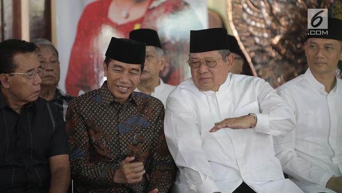 Presiden Joko Widodo berbincang dengan Presiden ke-6 Susilo Bambang Yudhoyono (SBY) dan Agus Harimurti saat melayat almarhumah Siti Habibah di Puri Cikeas, Bogor, Jawa Barat, Sabtu (31/8/2019). Ibunda SBY meninggal pada usia 87 tahun di RS Mitra Keluarga Cibubur. (Liputan6.com/Herman Zakharia)