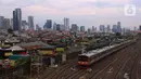 Sebuah kereta melintas di kawasan Jakarta, Sabtu (19/3/2022). Bank Indonesia (BI) memperkirakan pertumbuhan ekonomi Indonesia akan meningkat lebih tinggi, pada kisaran 4,7 persen hingga 5,5 persen, dari pertumbuhan 3,69 persen pada 2021. (Liputan6.com/Angga Yuniar)
