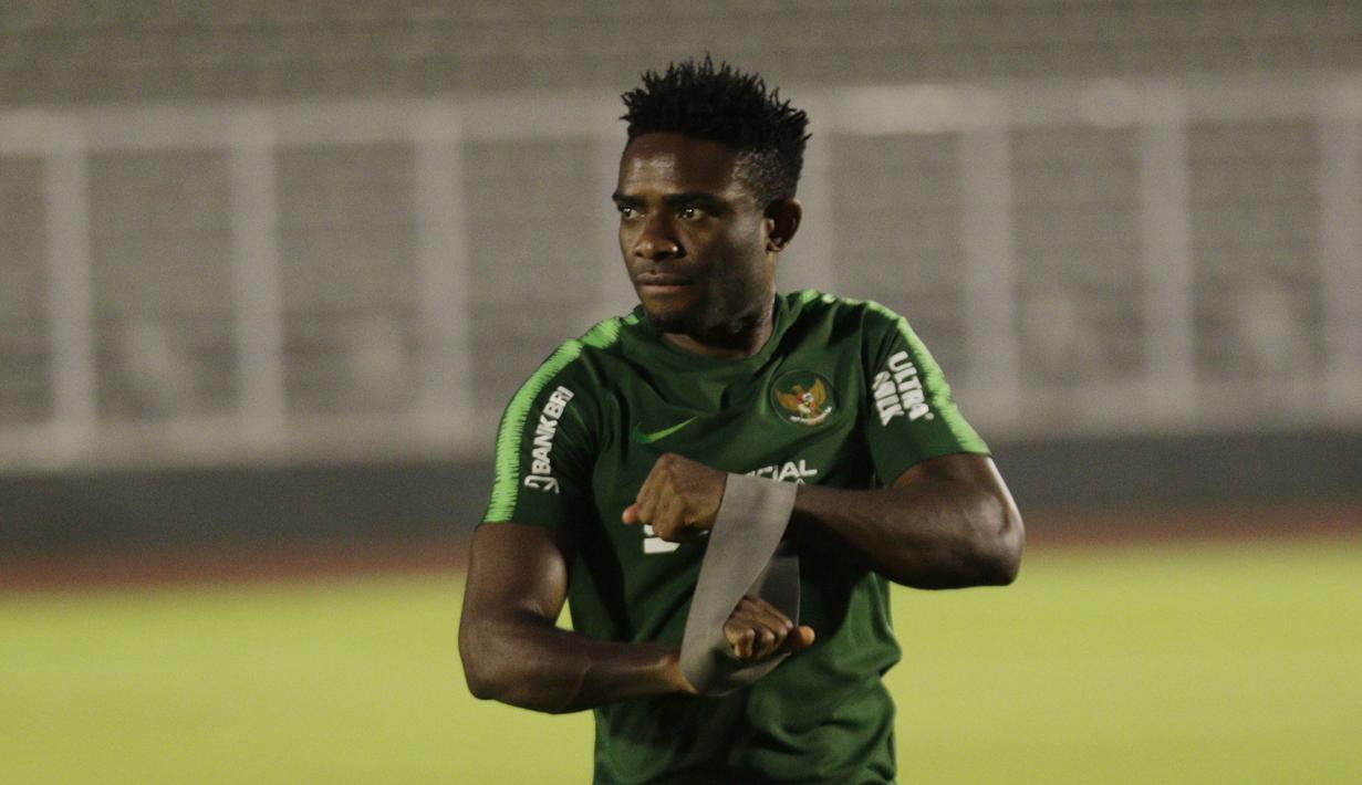 4. Osas Saha - Penampilan apik bersama Tira Kabo membuatnya mendapat satu tempat di Timnas Indonesia. Panggilan ini merupakan yang pertama bagi Osas setelah dinaturalisasi pada 2018 lalu. (Bola.com/M Iqbal Ichsan)