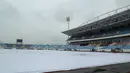 <p>Rumput stadion pun ditutup kain putih beralaskan papan karena dilintasi banyak orang yang berlalu-lalang. (Bola.com/Ikhwan Yanuar)</p>