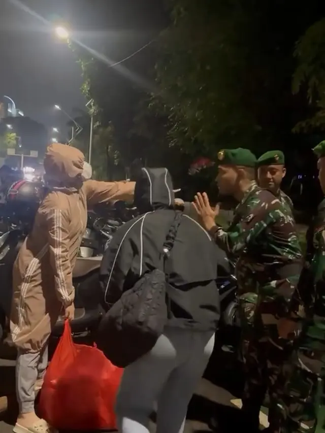 6 Potret Celine Evangelista Jadi Tim Medis ke Lokasi Demo, Bawa Bantuan untuk Massa