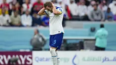 Reaksi penyerang Inggris Harry Kane setelah gagal membobol gawang Prancis dari titik penalti pada laga perempat final Piala Dunia 2022, Minggu (11/12/2022) dini hari WIB.  Harry Kane gagal mengeksekusi penalti ketika Timnas Inggris bersua Prancis. (AP Photo/Natacha Pisarenko)