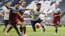 Gelandang Tottenham Hotspur, Dele Alli, berusaha melewati pemain West Ham United pada laga Premier League di Stadion Tottenham Hotspur, Selasa (23/6/2020). Tottenham menang 2-0 atas West Ham. (AP/Kirsty Wigglesworth)