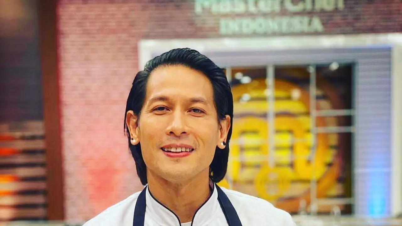 6 Potret Transformasi Chef Juna, Masa Mudanya Curi Perhatian