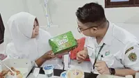 Pasien Sembuh Covid-19 Bagi Takjil Untuk Petugas Medis