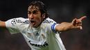 Selebrasi kapten Real Madrid, Raul Gonzalez setelah mencetak gol ke gawang AC Milan pada laga fase Grup C Liga Champions 2009/2010 di Santiago Bernabeu Stadium, Madrid (21/10/2009). Setelah tampil dalam 741 laga dengan torehan 323 gol dan 114 assist bagi Real Madrid sejak awal musim 1994/1995, Raul Gonzalez yang sukses mempersembahkan 6 gelar La Liga dan 3 trofi Liga Champions harus angkat kaki secara gratis menuju Schalke pada awal musim 2010/2011. (AFP/Javier Soriano)