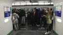Para penumpang menunggu untuk naik kereta bawah tanah di stasiun metro Gare Saint Lazare di Paris, 18 Februari 2022. Pemogokan besar-besaran pekerja angkutan umum Paris yang menuntut kenaikan gaji melumpuhkan sebagian besar jaringan metro Paris dan jaringan kereta api kota. (AP Photo/Michel Euler)