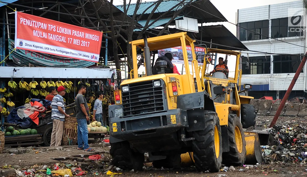 Alat berat membersihkan sisa sampah dari tempat pembuangan sampah (TPS) Lokbin Pasar Minggu, Jakarta, Jumat (19/5). Tempat pembuangan sampah Lokbin C Pasar Minggu resmi ditutup. (Liputan6.com/Yoppy Renato)