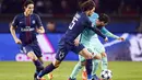 Bintang FC Barcelona, Lionel Messi (kanan) mendapat pengawalan ketat dari para pemain Paris Saint Germain pada babak 16 besar Liga Champions di Parc des Princes Stadium, Paris (14/2/2017). Barcelona kalah 0-4. (AP/Francois Mori)