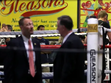 Perdana Menteri Kanada, Justin Trudeau saat bertanding melawan petinju profesional Yuri Foreman di Gleason Boxing Gym di Brooklyn borough New York, AS (21/4). (REUTERS/Carlo Allegri)