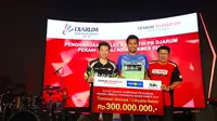 Liliyana Natsir bersama pasangan ganda campuran, Tontowi Ahmad, saat menerima penghargaan dari PB Djarum di Kudus, Kamis (6/9/2018). (Bola.com/Dok. PB Djarum)