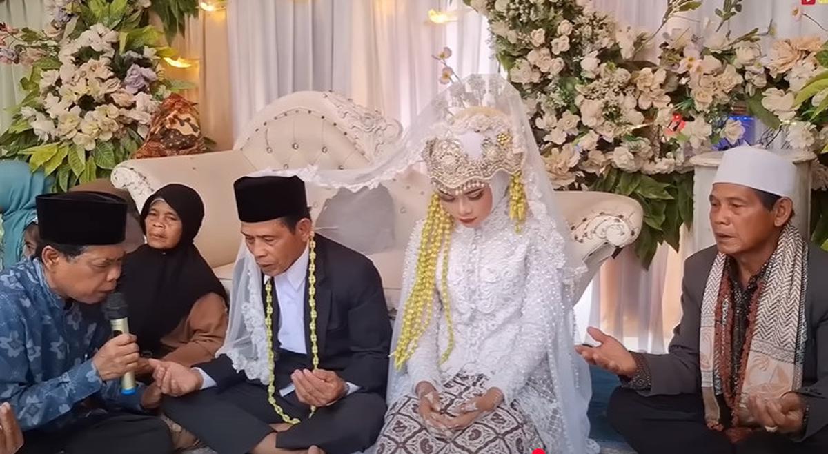 Seserahan Bawa Kerbau, Kakek Usia 70 Tahun Menikahi Gadis Desa 20 Tahun