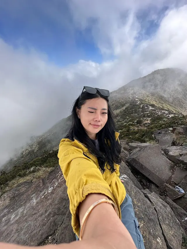 Punya Pengalaman Mistis, Ini 7 Potret Wendy Walters saat Naik Gunung Arjuno