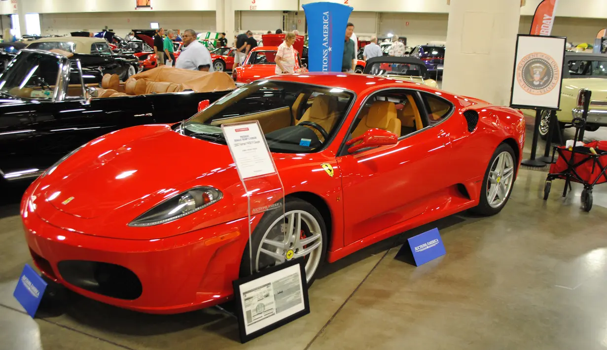 Sebuah mobil Ferrari F430 yang pernah menjadi milik Presiden Donald Trump dipamerkan oleh Auctions America di Florida, 31 Maret 2017. Mobil yang dilelang pada 1 April kemarin itu terjual seharga 270.000 dolar AS atau sekitar Rp3,6 miliar (LEILA MACOR/AFP)