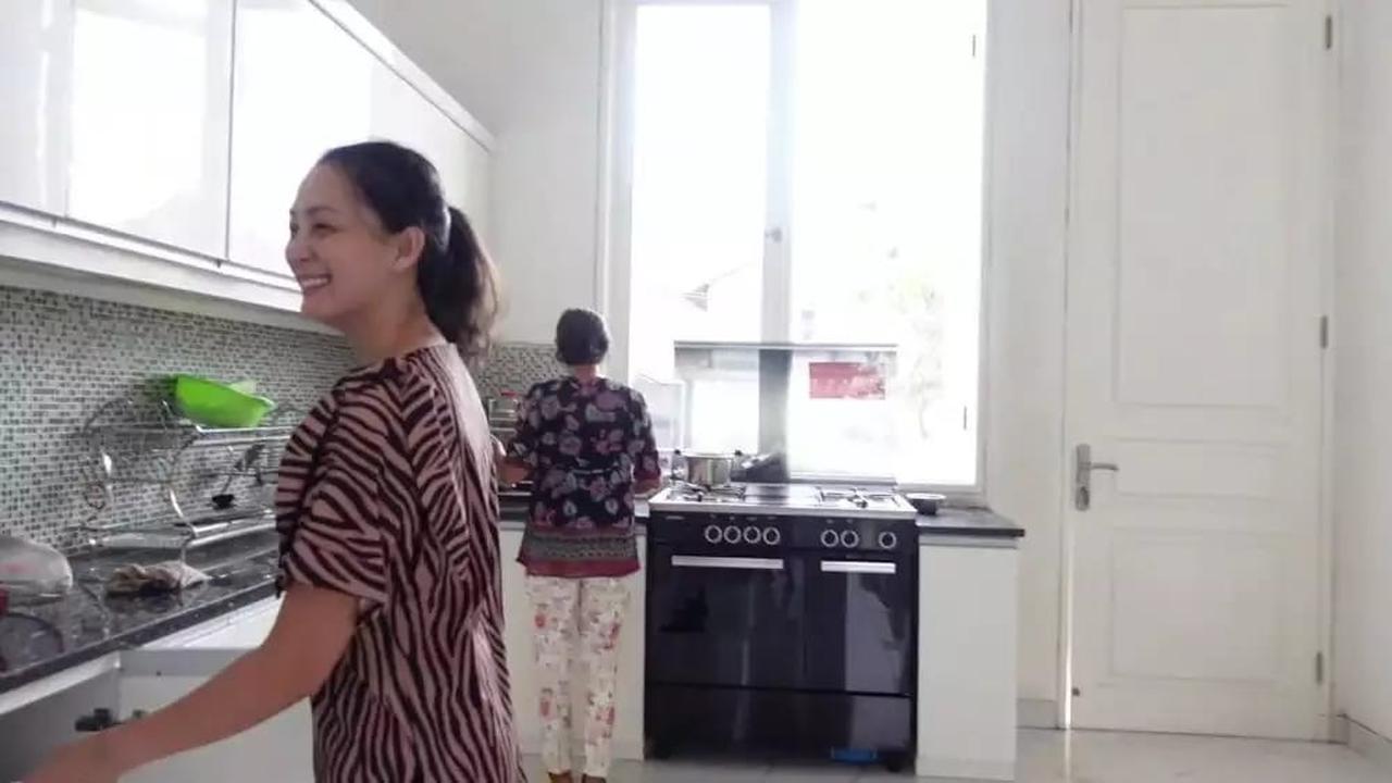 Della Puspita Vakum dari Dunia Entertainment, Cek Kondisi Dapur Mewahnya yang Elegan dan Luas