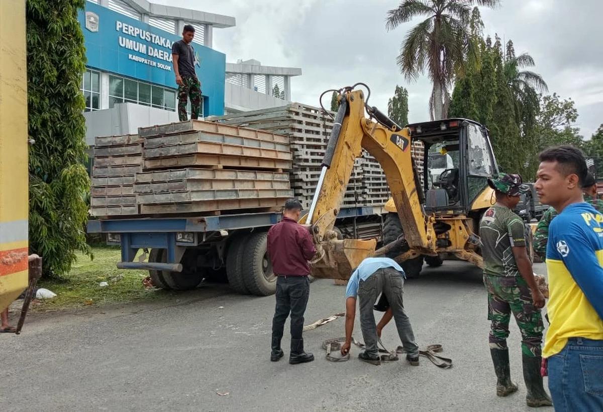 FOTO: TNI AD Lanjutkan Pembangunan Jembatan Darurat di Sumatera Barat
