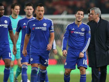  Pelatih Chelsea Jose Mourinho berbicara dengan Eden Hazard dan pemain lainya usai kalah dari Stoke City di Stadion Britania, Inggris, Rabu (28/10/2015) dini hari. Chelsea kalah 4-5. (Reuters / Alex Morton)