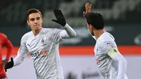 Gelandang Borussia Moenchengladbach, Florian Neuhaus (kiri) melakukan selebrasi usai mencetak gol penyeimbang 1-1 ke gawang FC Koln dalam laga lanjutan Liga Jerman 2020/21 pekan ke-20 di Borussia Park, Sabtu (6/2/2021). Borussia Moenchengladbach kalah 1-2 dari FC Koln. (AFP/Ina Fassbender/Pool)