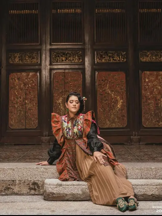 <p>Kahiyang tampil bergaya Chinese tapi tetap menonjolkan latar budaya Indonesia. (Instagram/riomotret).</p>