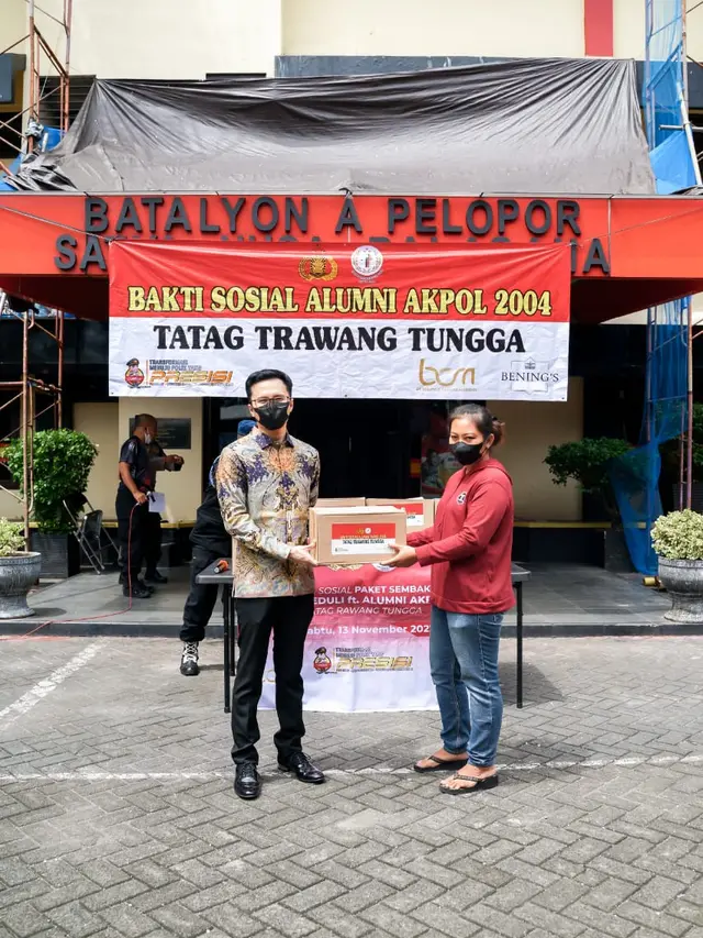 Dokter Oky Pratama, Crazy Rich Jambi Bagi-Bagi Sembako Gratis