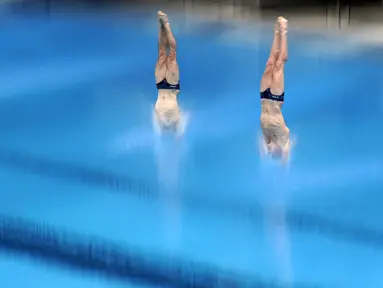 Michael Hixon dan Andrew Capobianco dari Amerika Serikat melakukan loncatan selama penyisihan Loncat Indah 3 Meter Putra Sikronisasi di Kejuaraan Dunia Loncat Indah FINA 2021 yang juga ajang uji coba Olimpiade Tokyo 2020, di Tokyo Aquatics Center, Tokyo, Minggu (2/5/2021). (AP Photo/Eugene Hoshiko)