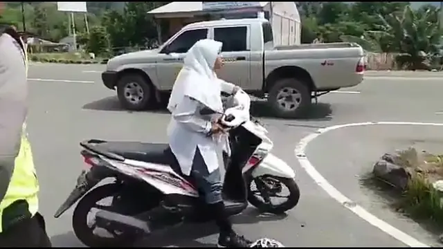 Siswi SMA Ngamuk Saat Razia