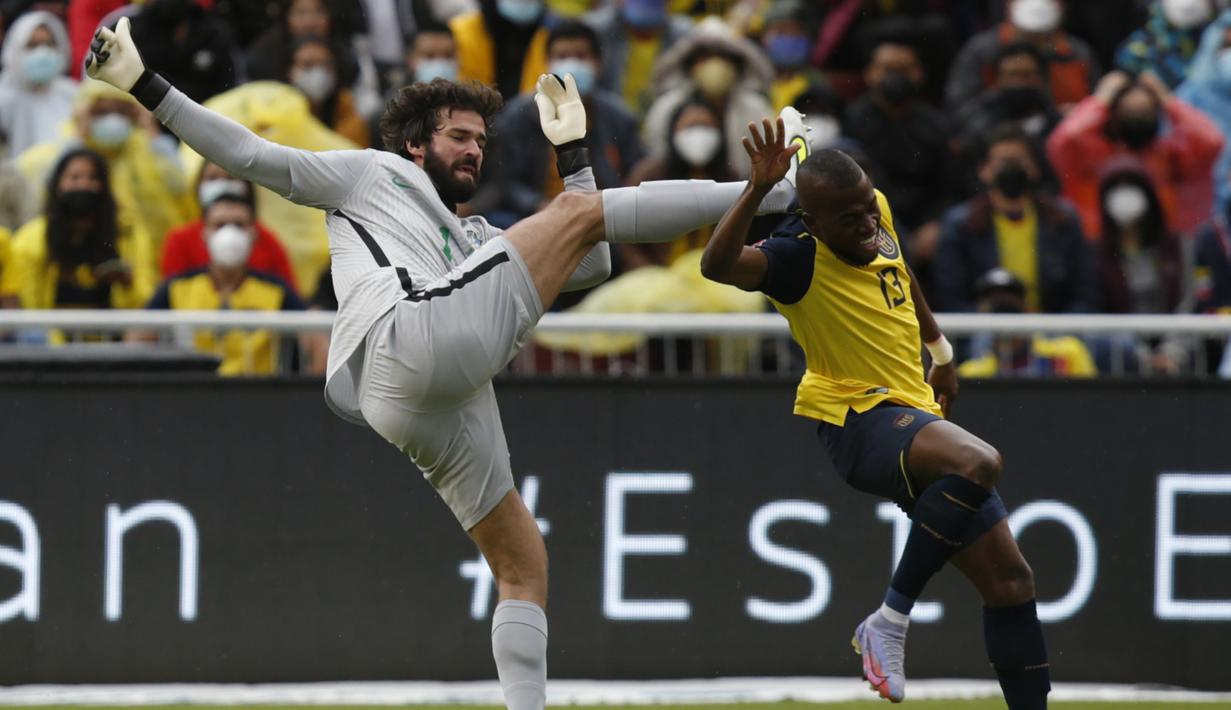 Brasil yang telah dipastikan lolos ke putaran final Piala Dunia 2022 ditahan tuan rumah Ekuador yang masih berpeluang lolos ke Qatar dengan skor 1-1, Jumat (28/1/2022) pagi WIB. Dalam laga tersebut Brasil beberapa kali diuntungkan dengan keputusan VAR. (AP/Pool/Santiago Arcos)