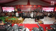 Menteri Kesehatan Nila F Moeloek didampingi Kapolri Jenderal Tito Karnavian memberi keterangan saat saat pemusnahan narkoba di Garbage Plant, Bandara Soekarno-Hatta, Tangerang, Selasa (15/08). (Liputan6.com/Helmi Afandi)