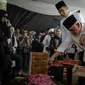 Hatta Rajasa menaburkan bunga di makam almarhum Adara Taista di makam TPU Tanah Kusir, Jakarta, Senin (21/5). Rasyid Rajasa dan Adara Taista baru menikah selama enam bulan. (Liputan6.com/Faizal Fanani)
