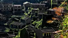 Kampung nelayan di pulau gouqi di teluk hangzhou, china.Pulau Gouqi  adalah kepulauan terbesar Cina Namun saat ini dengan pesatnya perkembangan industry membuat sebagian besar wilayahntya berubah secara signifikan.Akibatnya, banyak desa-desa nelayan ...