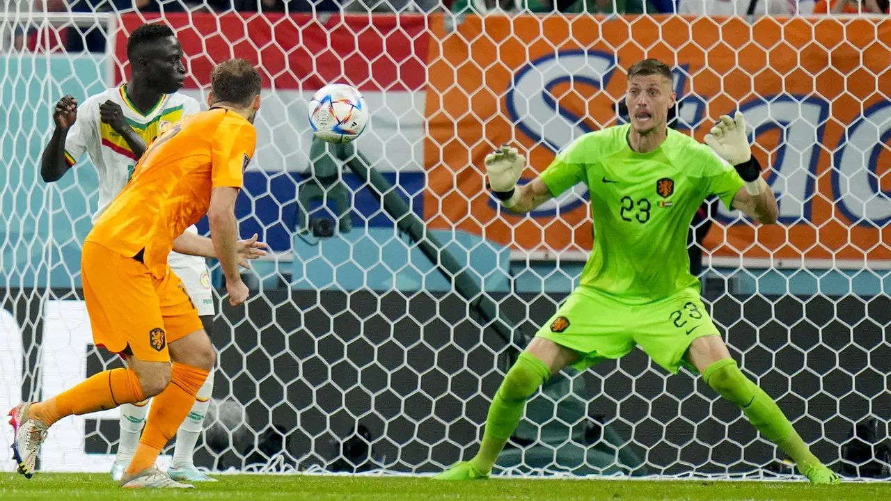 Foto: Aksi Heroik Andries Noppert Saat Meredam Gempuran Senegal di Piala Dunia 2022