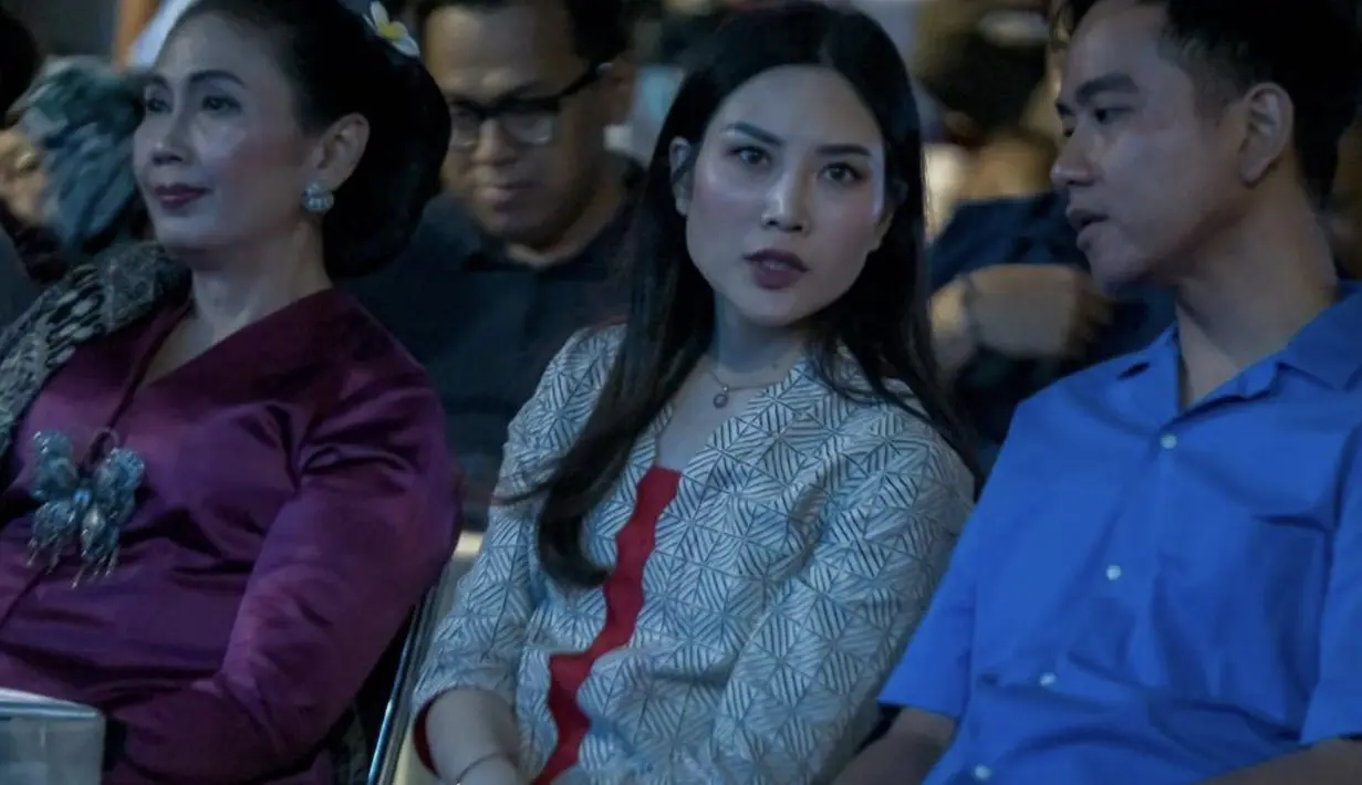 Angela juga kerap mengenakan batik dengan motif yang lebih sederhana, seperti yang ia kenakan. Garis merah hadirkan kesan pop up yang stylish.  [Foto: Instagram/ Angela Tanoesoedibjo]